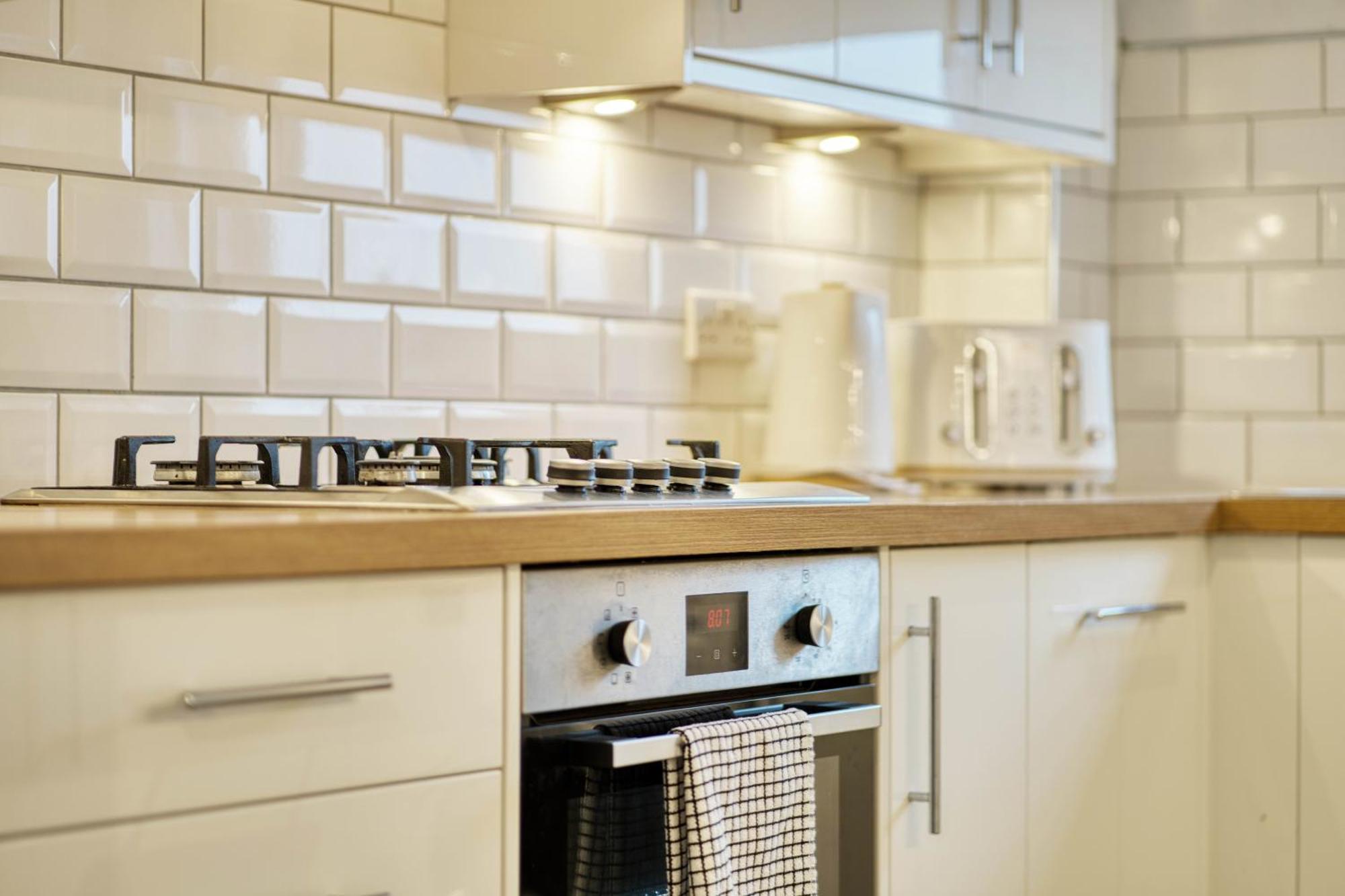 Апартаменты Modern 2 Bed Flat With Free Parking Глазго Экстерьер фото